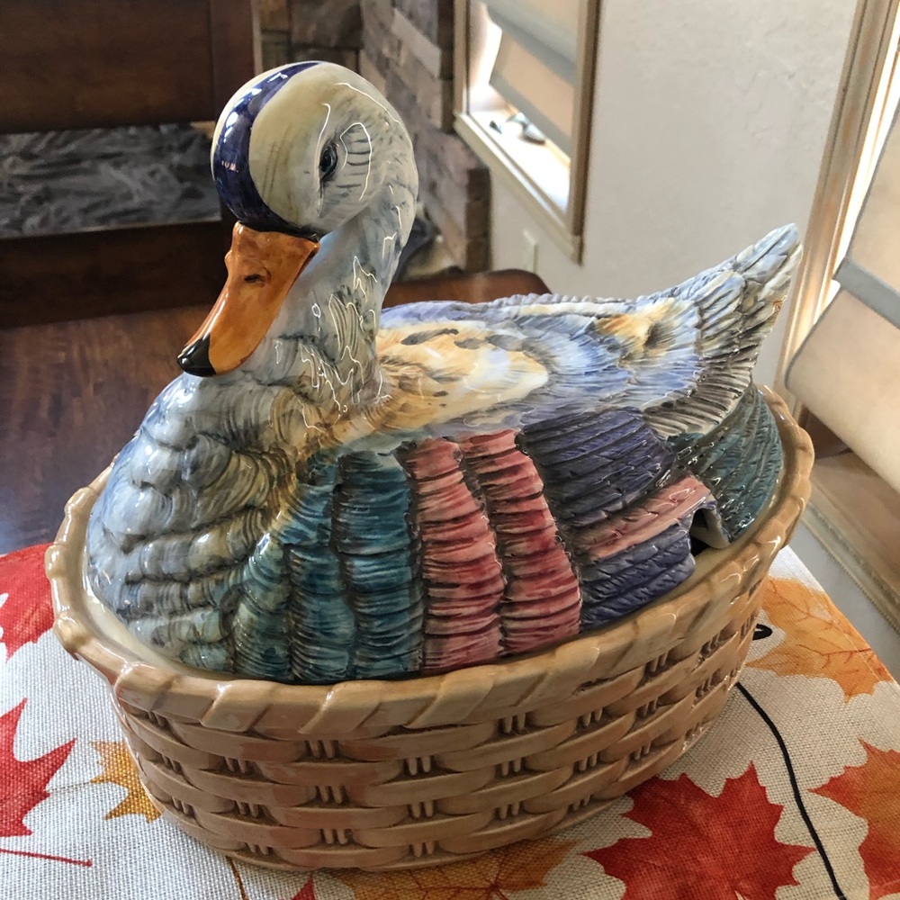 Ethan Allen collection, serving spoon is missing. Like new condition.